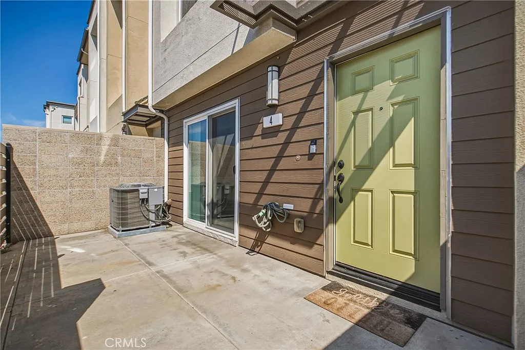 3 bed, 1830 sqft, $3,995 — Photo 1