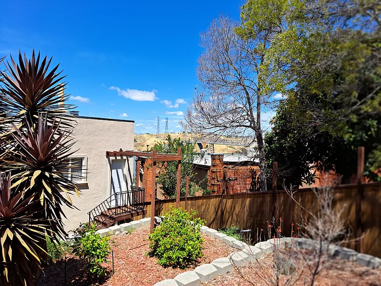 Kendall Ave — Photo 15