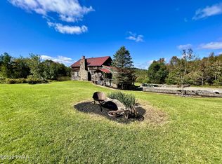 2033 Creamton Dr, Pleasant Mount, PA 18453