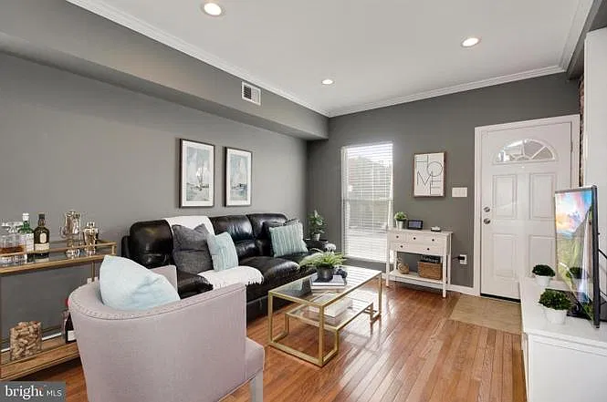 2 bed, 1040 sqft, $2,500 — Photo 3
