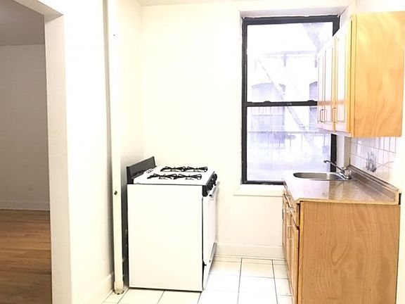 4th image of 2808 Crescent St APT 16