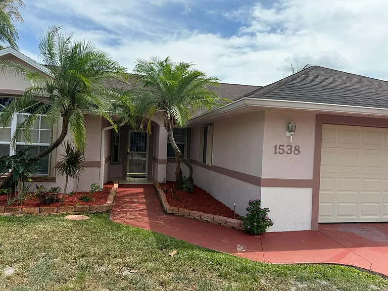 1538 SW Neptune Ave — Photo 1