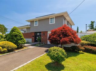 182 Linden St, Massapequa Park, NY 11762
