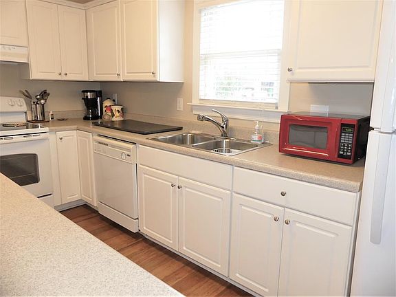 3rd image of 100 Charleston Pl