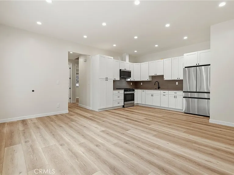 10913 White Oak Ave — Photo 5