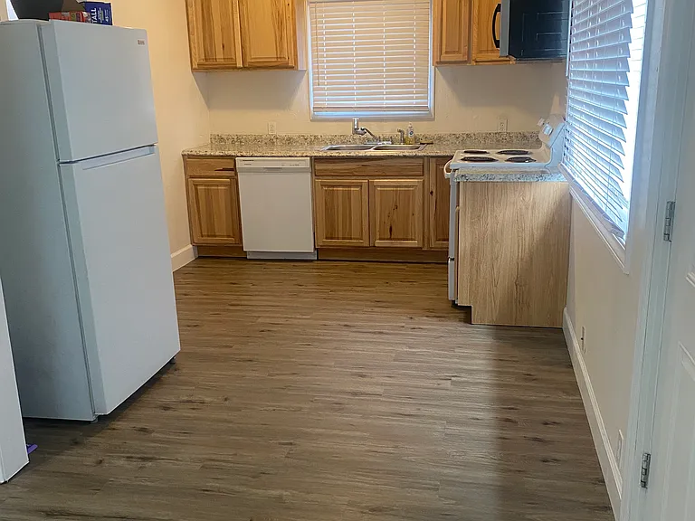 1132 SW Rogue River Ave — Photo 4