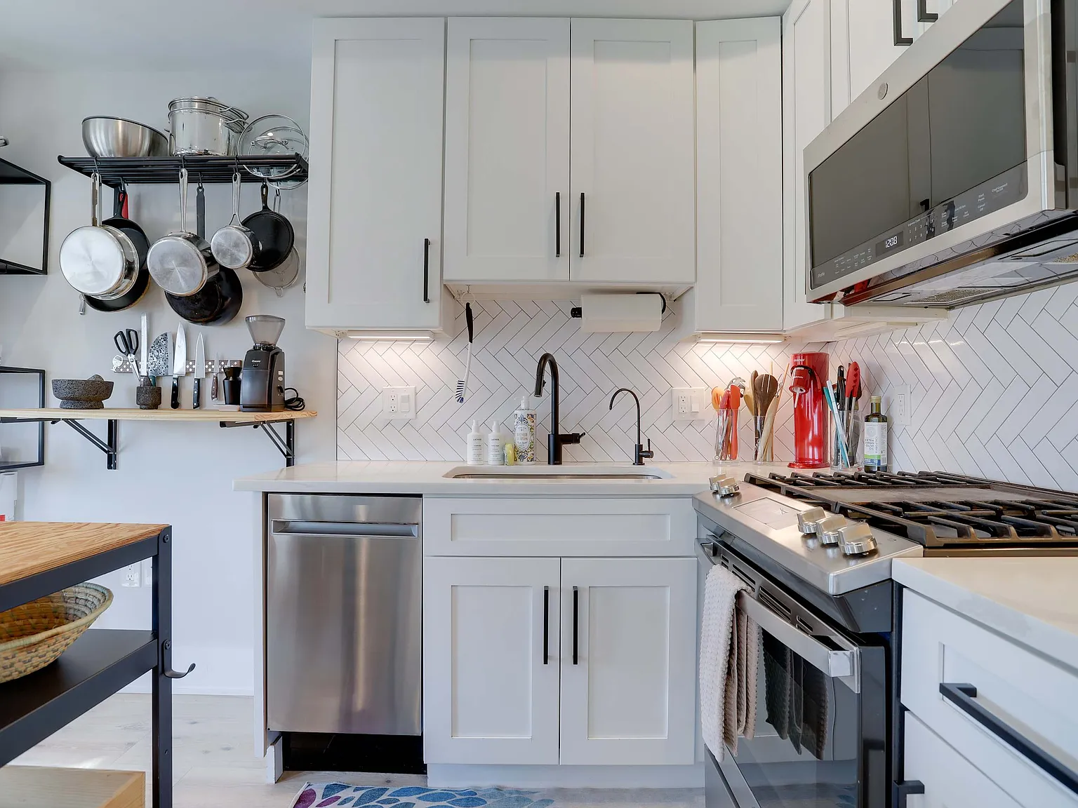 1 bed, 750 sqft, $3,300 — Photo 3