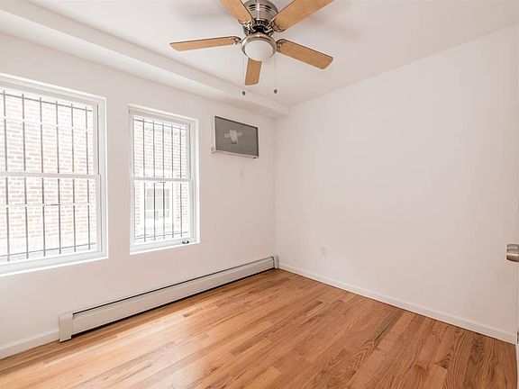 5th image of 923 E 222nd St