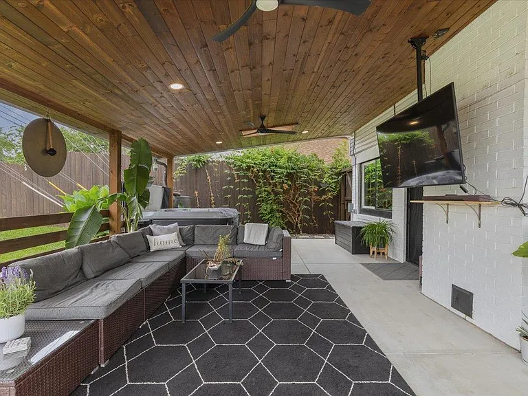 208 Skyloop Dr — Photo 1