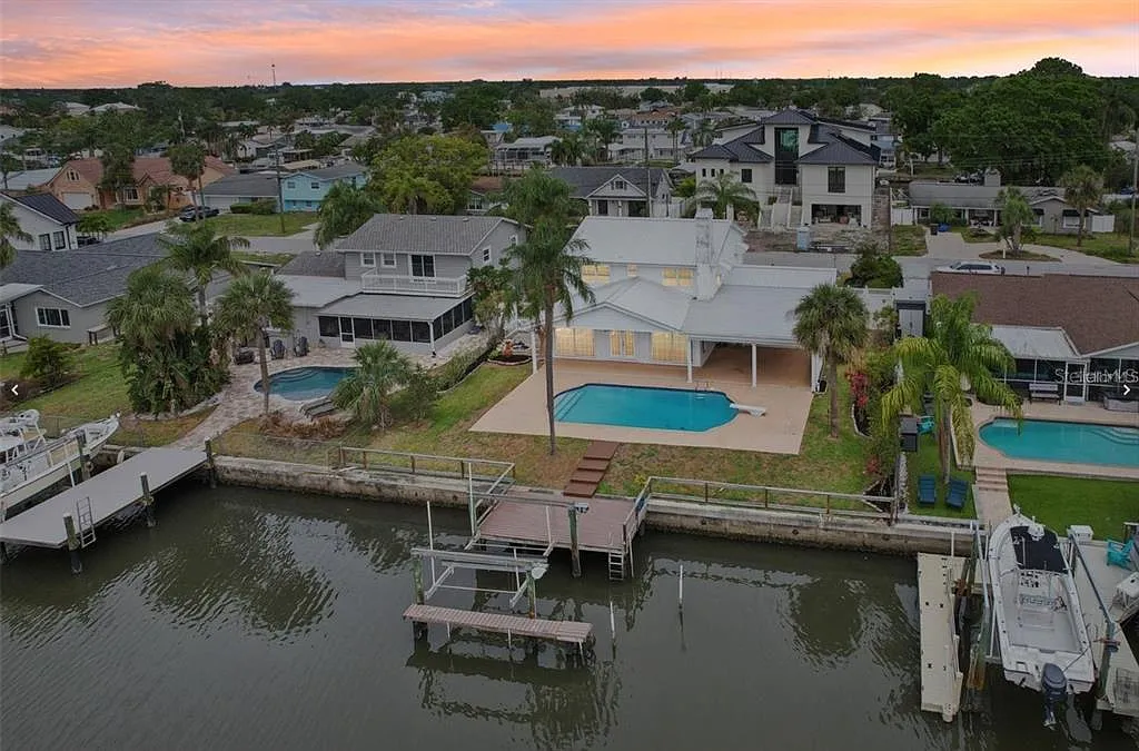 4 bed, 2.5 bath, 2200 sqft, $5,350 — Photo 1