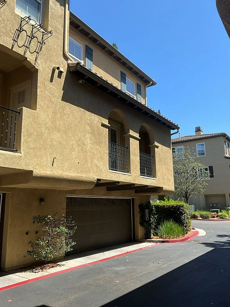 Newly Remodeled 4 Bedroom Townhome In Torrey Highlands - End Unit — Photo 4