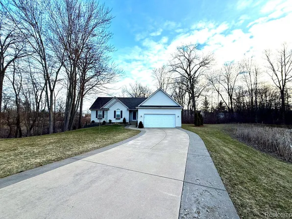 11393 Rolling Meadow Dr, Fenton, MI 48430