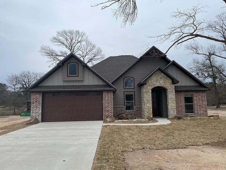Elkhorn Dr — Photo 1