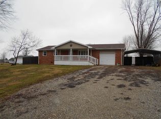 1040 Vandalia Rd, Louisville, IL 62858