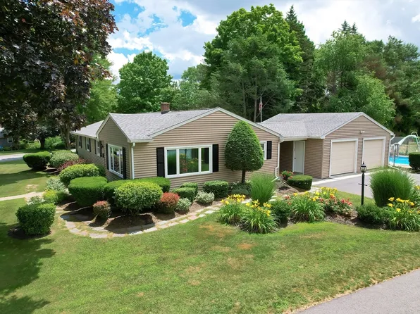 4 Magna Vista Dr, Auburn, MA 01501