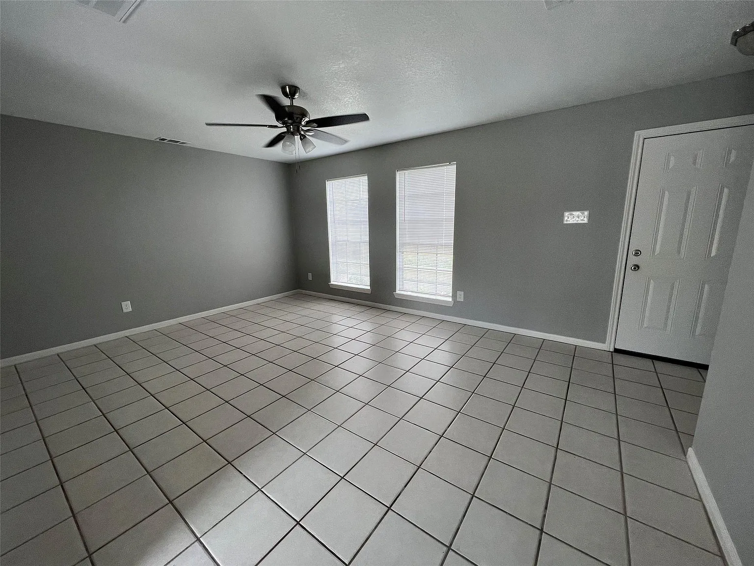 3 bed, 2.0 bath, 1825 sqft, $1,695 — Photo 2