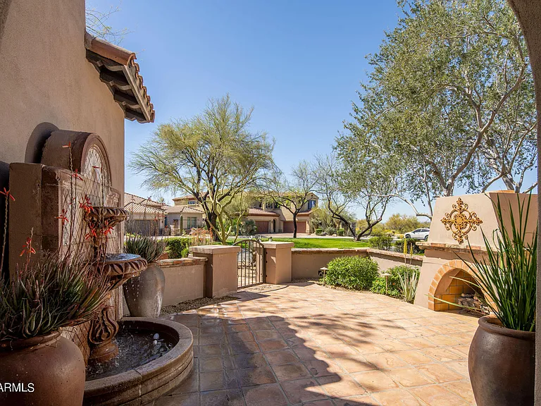 9818 E Edgestone Dr — Photo 2