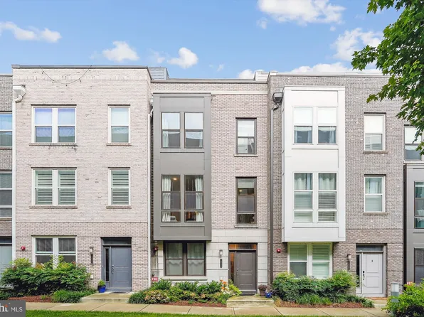 13358 Sherwood Park Ln, Herndon, VA 20171