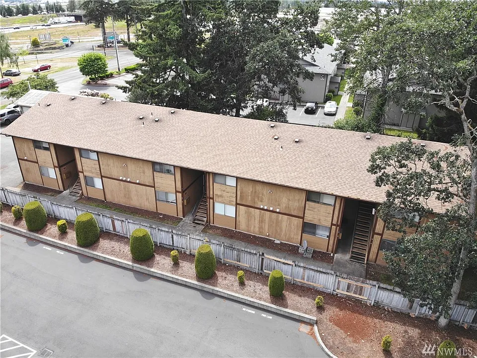 Welcome to opportunity! This 12 unit Wildwood Park Complex is waiting for you in the community of Parkland. 
