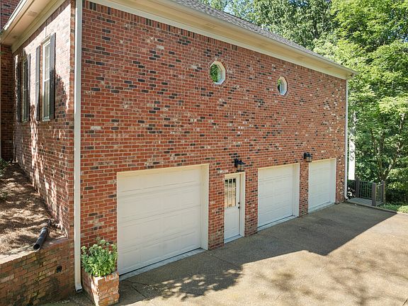 4th image of 923 Stuart Ln