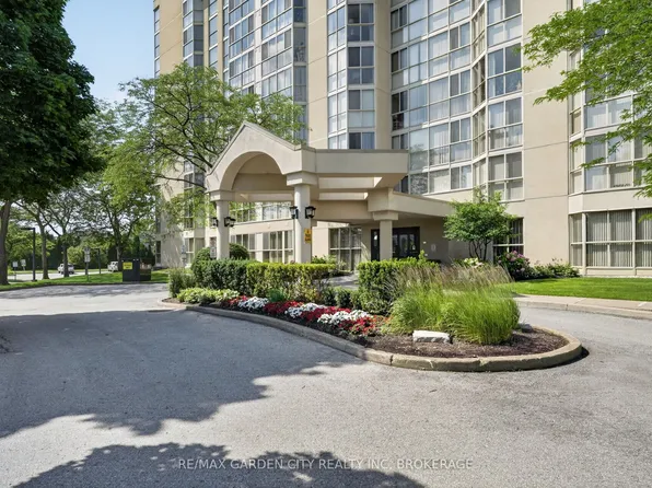 162 Martindale Rd #704, Saint Catharines, ON L2S 3S4