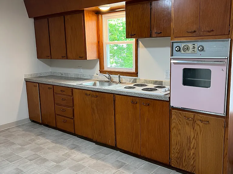 Kitchen, with washer/dryer connection