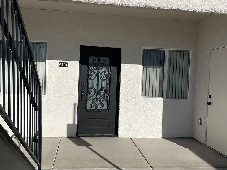 3048 Shoshone Dr — Photo 2