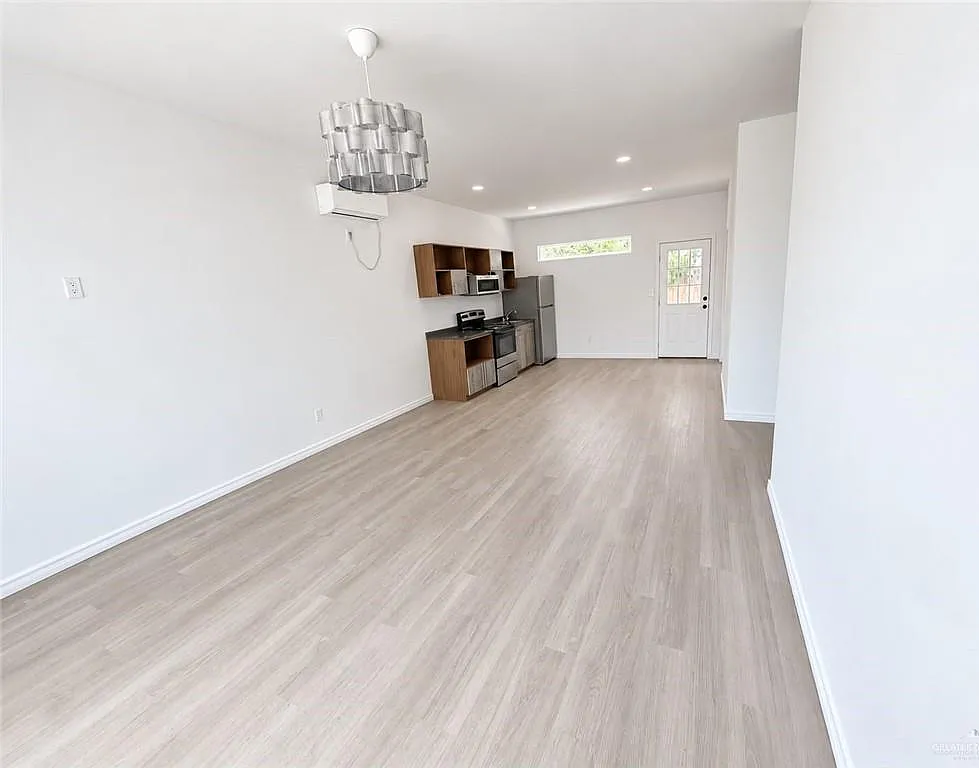2 bed, 1.5 bath, 3463 sqft, $1,100 — Photo 4