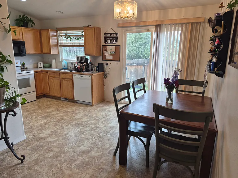 2627 S Canyon St — Photo 5