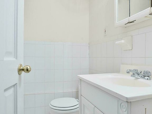 3rd image of 320 E 93rd St APT 3b