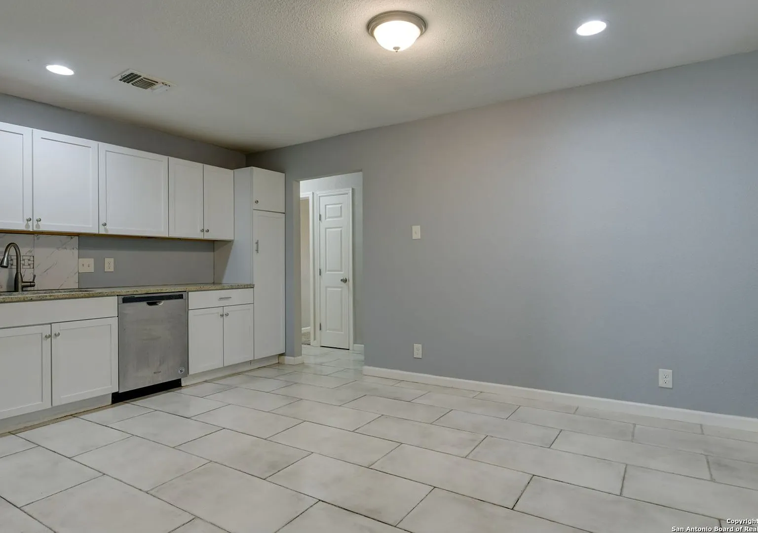 Cozy 3-Bedroom Home In Kirby — Photo 4