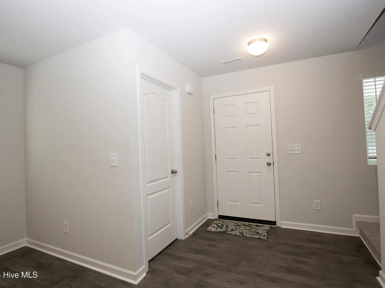 4 bed, 2.5 bath, 1925 sqft, $2,000 — Photo 3