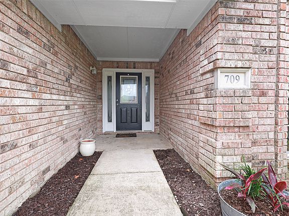 3rd image of 709 Elm Cir