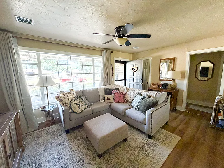 1516 Andover Ct — Photo 4