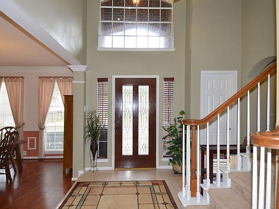  Bright, open, spacious entrance gives you lots of space to meet and greet your guests.