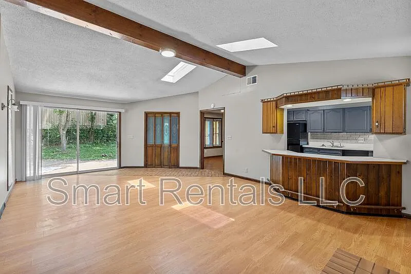 3 bed, 2.0 bath, 1881 sqft, $2,250 — Photo 4