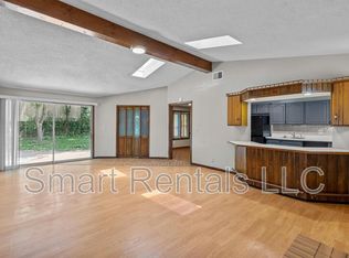 12 Country Ln, Florissant, MO 63033