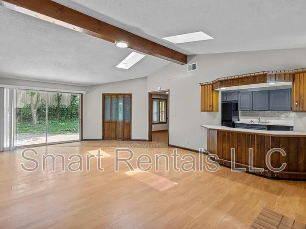 12 Country Ln, Florissant, MO 63033