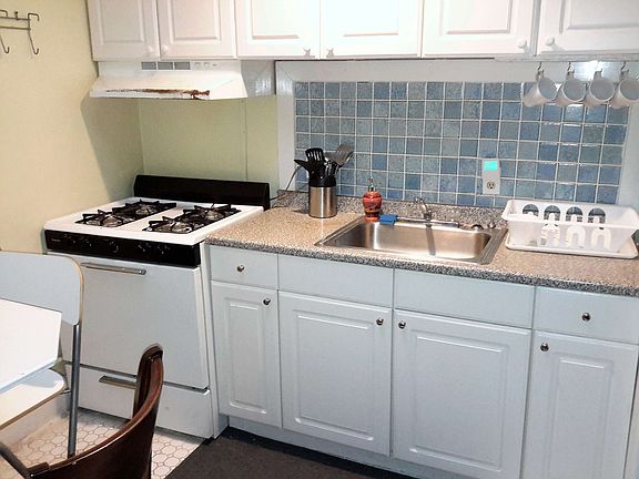 5th image of 576 Jefferson Ave APT 3