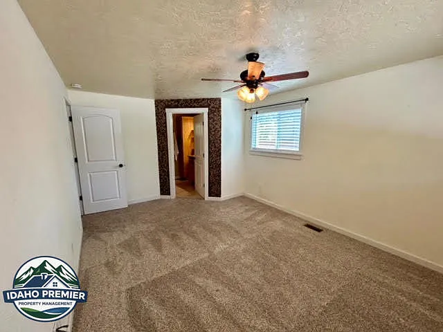 1228 W 11th St — Photo 13