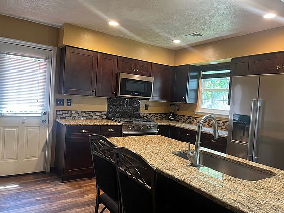 4th image of 729 Lake Terrace Dr