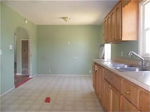 5th image of 2431 E Willow St
