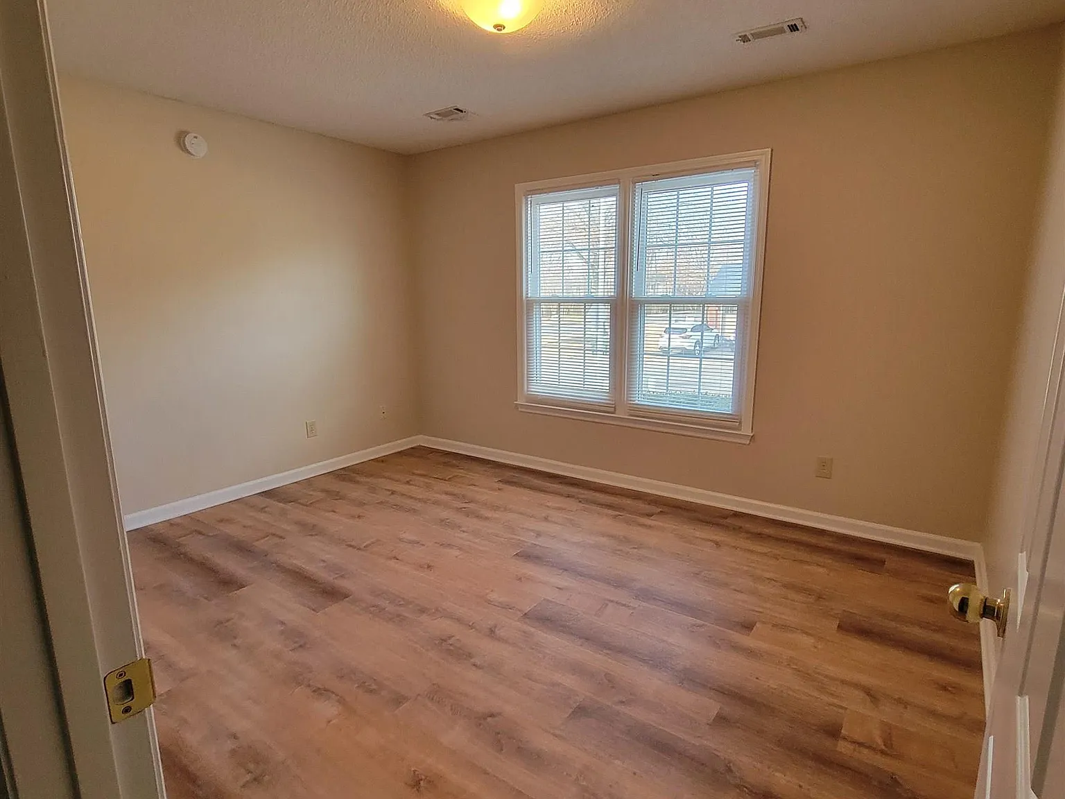 3 bed, 2.0 bath, 1982 sqft, $2,000 — Photo 3