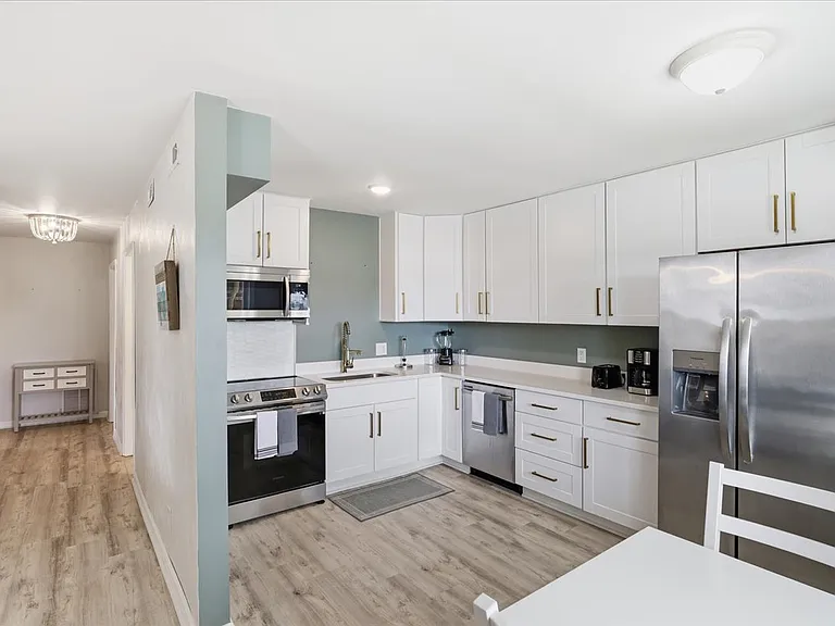 3811 Pretty Lake Ave #B — Photo 5