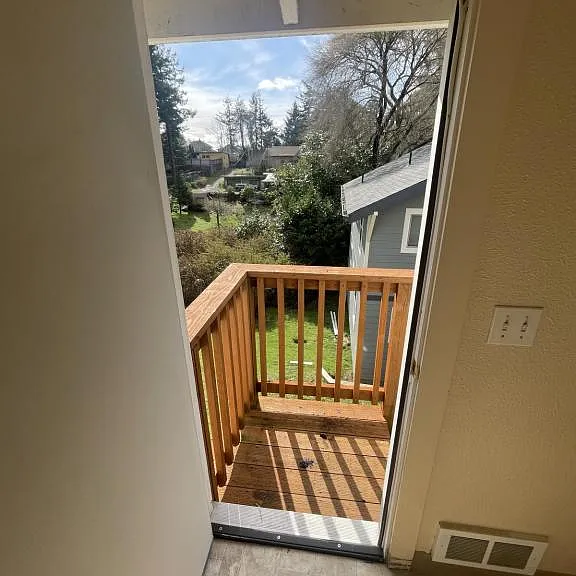 983 Oregon Ave — Photo 4
