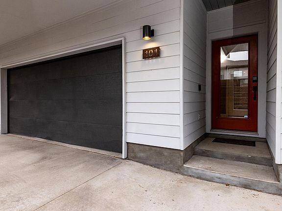 3rd image of 2118 N Carroll Ave #101