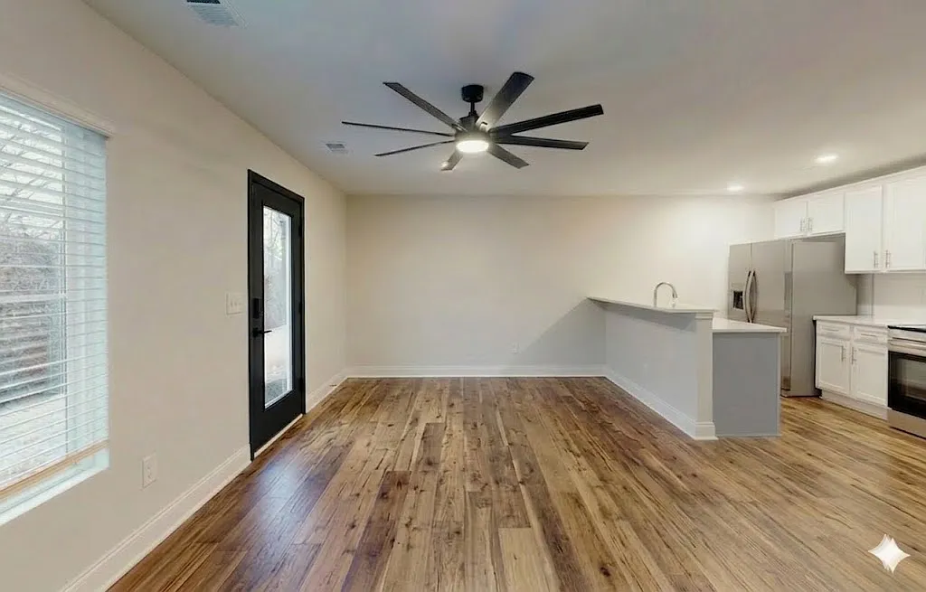 3 bed, 2.5 bath, 1335 sqft, $2,095 — Photo 2
