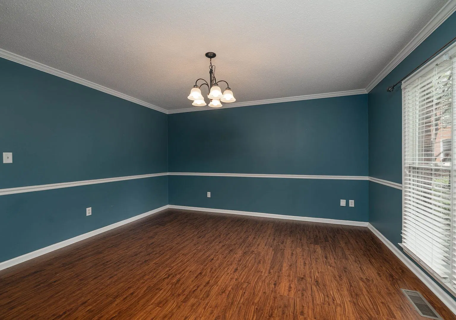 221 Stone Valley Drive! Lots of space!! Great location!! — Photo 3