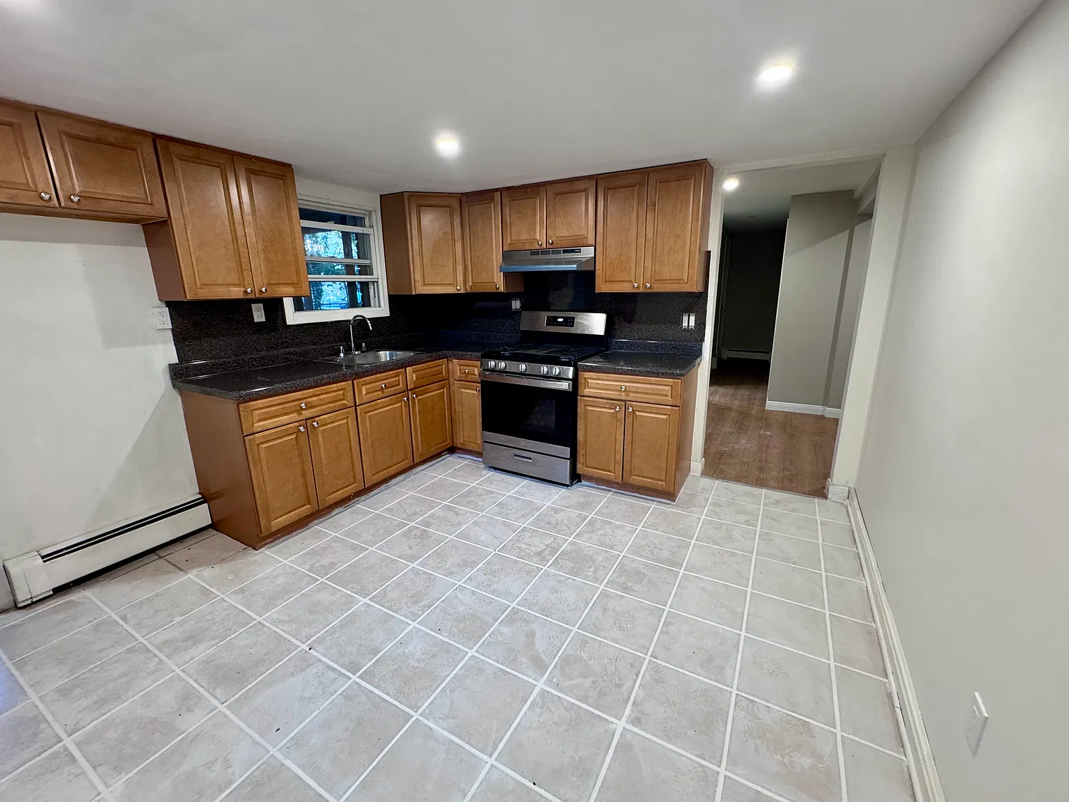 1 bed, 800 sqft, $2,400 — Photo 3