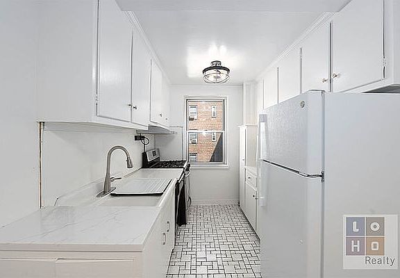 5th image of 530 Grand St APT D10b